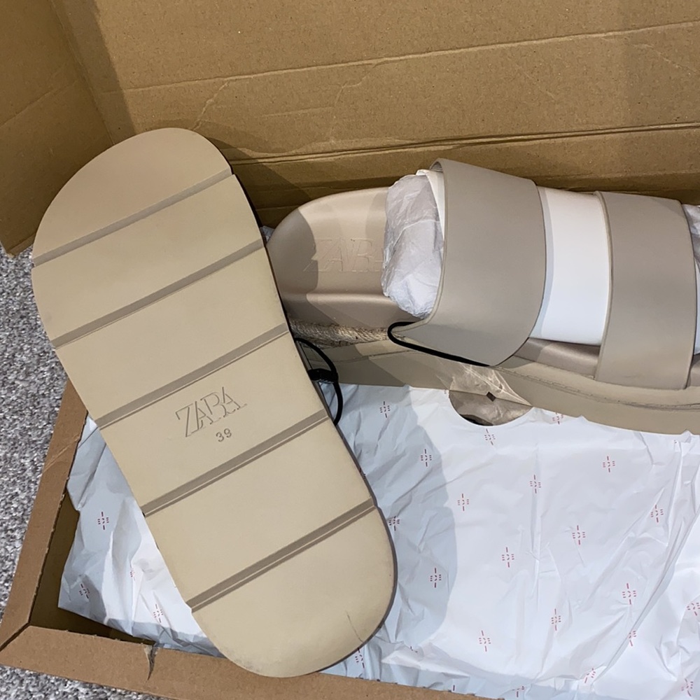 𝗡𝗪𝗧 𝗭𝗮𝗿𝗮 • Rubberized Low Heel Sandals - Picture 11 of 11